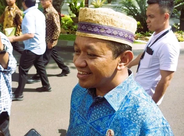 Bahlil Tak Percaya Bila Risma Tidak Diajak Jokowi Bagikan Bansos