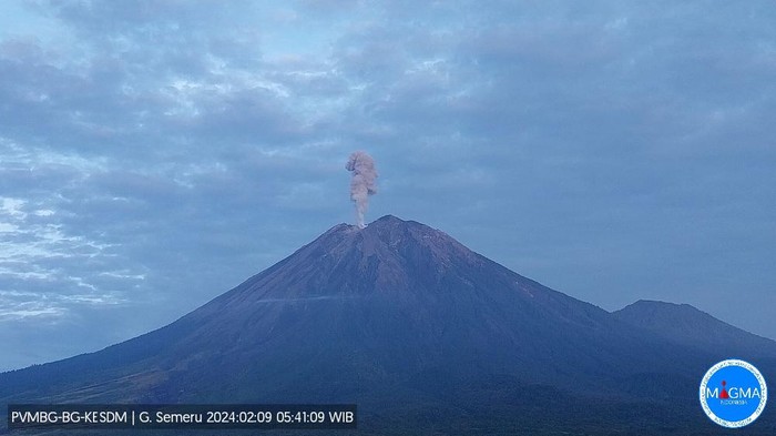 Semeru Alami Peningkatan Aktivitas Vulkanik, Muntahkan Lava Pijar hingga Letusan Asap Setinggi 1 Kilometer