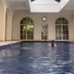 Jelang Debat Capres Terakhir, Prabowo Berenang Pagi Pakai Swim Cap Hitam dengan Gaya Dada