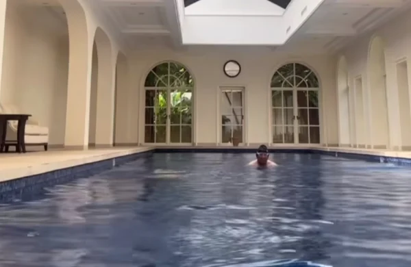 Jelang Debat Capres Terakhir, Prabowo Berenang Pagi Pakai Swim Cap Hitam dengan Gaya Dada