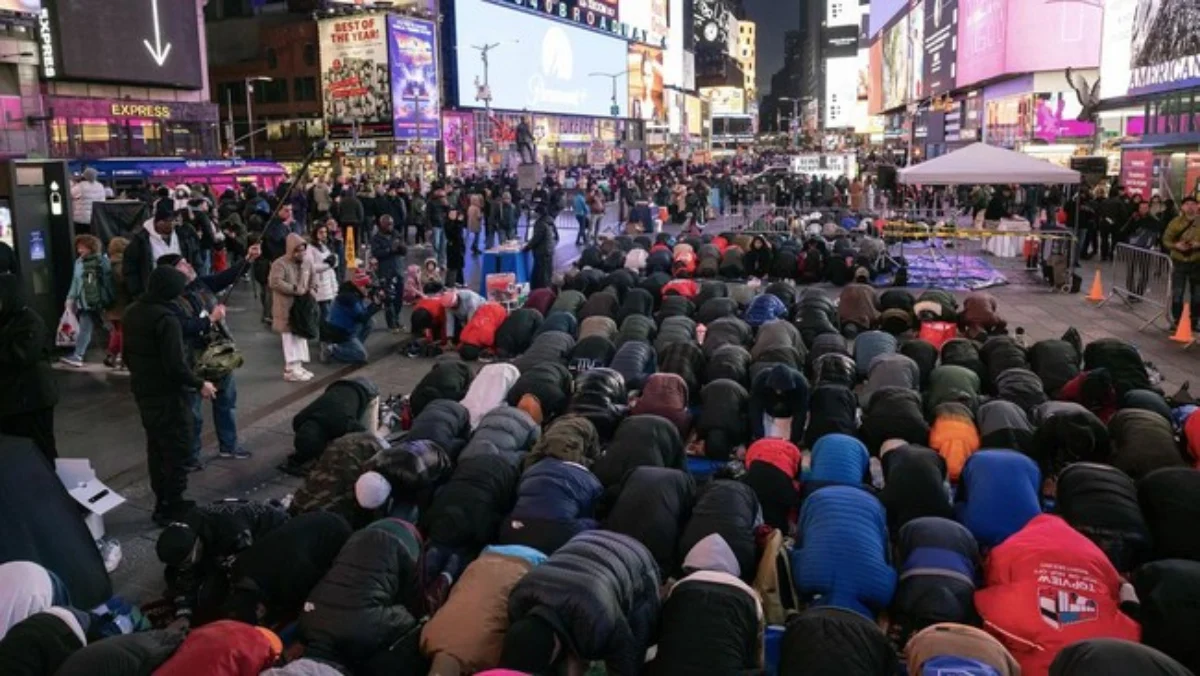 Umat Muslim di Amerika Serikat Salat Tarawih di Times Square New York