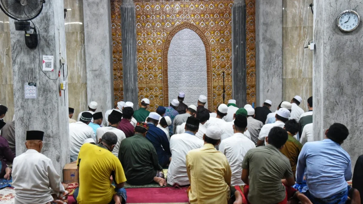 Bacaan Bilal Salat Tarawih 23 Rakaat Arab dan Latin