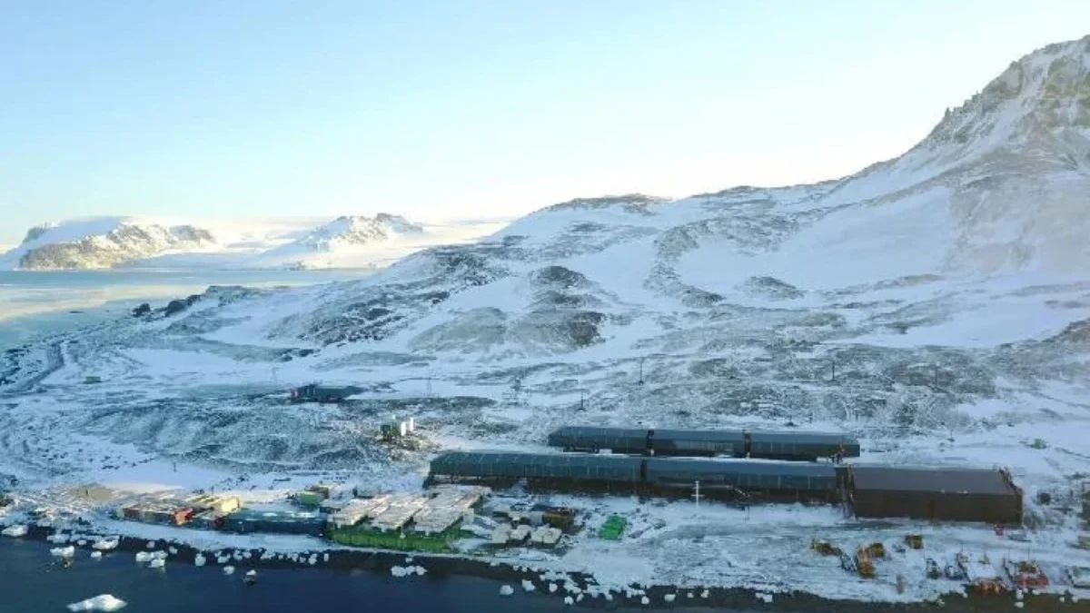 Peneliti China Ngebor Danau Subglasial Besar di Bawah Kedalaman 3.600 Meter Es Antarktika