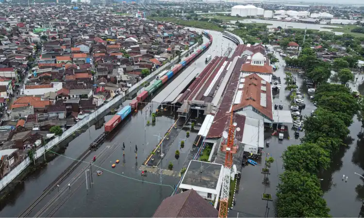 15 Rangkaian Kereta Api Lintas Utara Putar Lewat Jalur Selatan Terdampak Banjir Genangi 3 Petak Jalan di Daop 4 Semarang