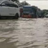 Luapan Sungai Beringin, Ruas Jalur Pantura Cirebon Terendam, Lalin Macet 3 KM