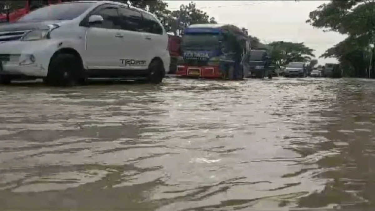 Luapan Sungai Beringin, Ruas Jalur Pantura Cirebon Terendam, Lalin Macet 3 KM