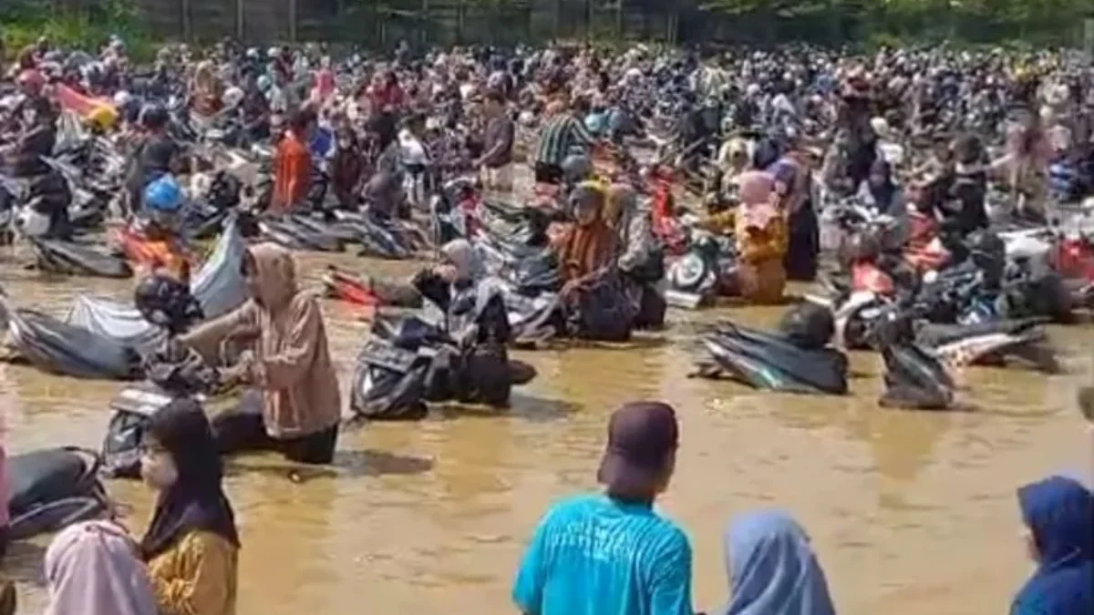 Kendaraan Milik Karyawan Pabrik Sepatu dan Sandal Terendam Banjir di Cirebon Timur