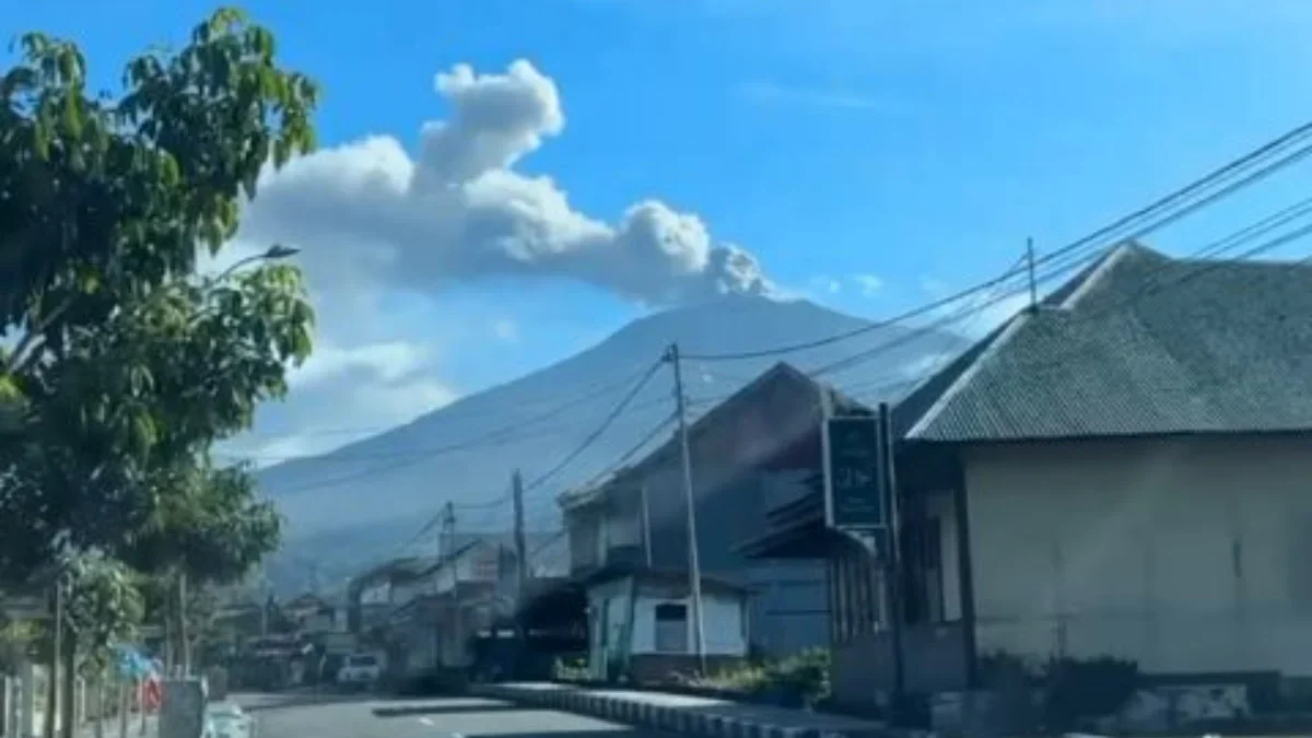 Letusan Gunung Marapi Ketinggian 700 Meter di Atas Kawah