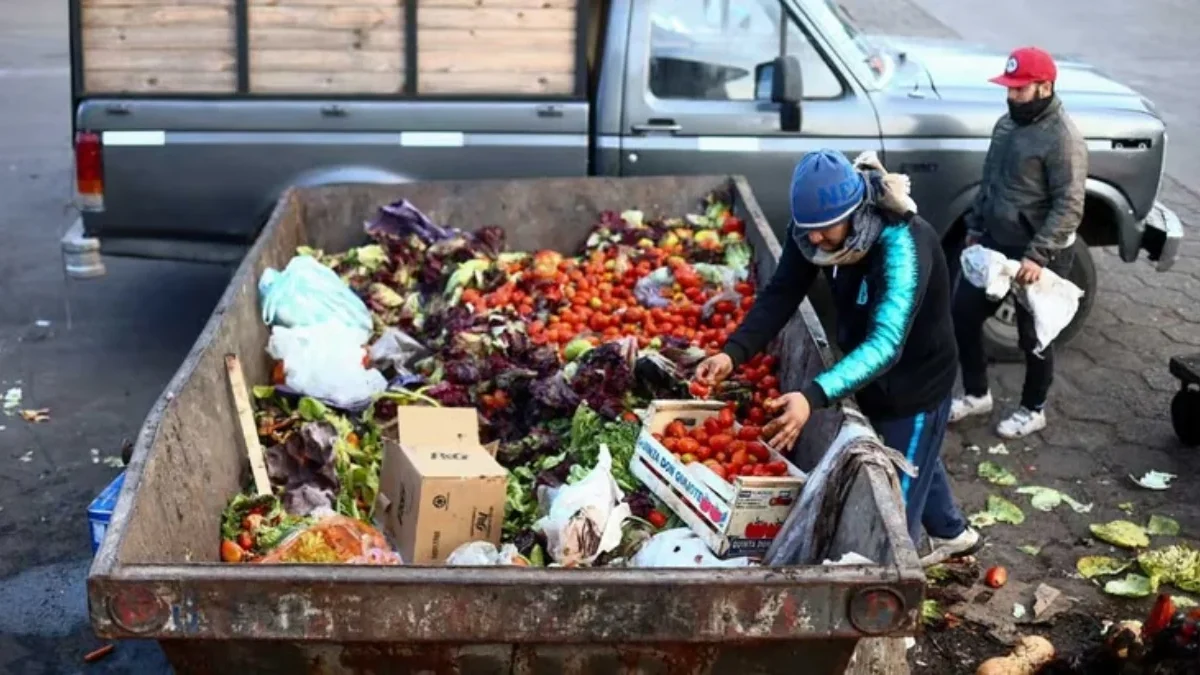 Inflasi Argentina Melonjak 250 Persen, Warga Memulung Sampah Demi Makan