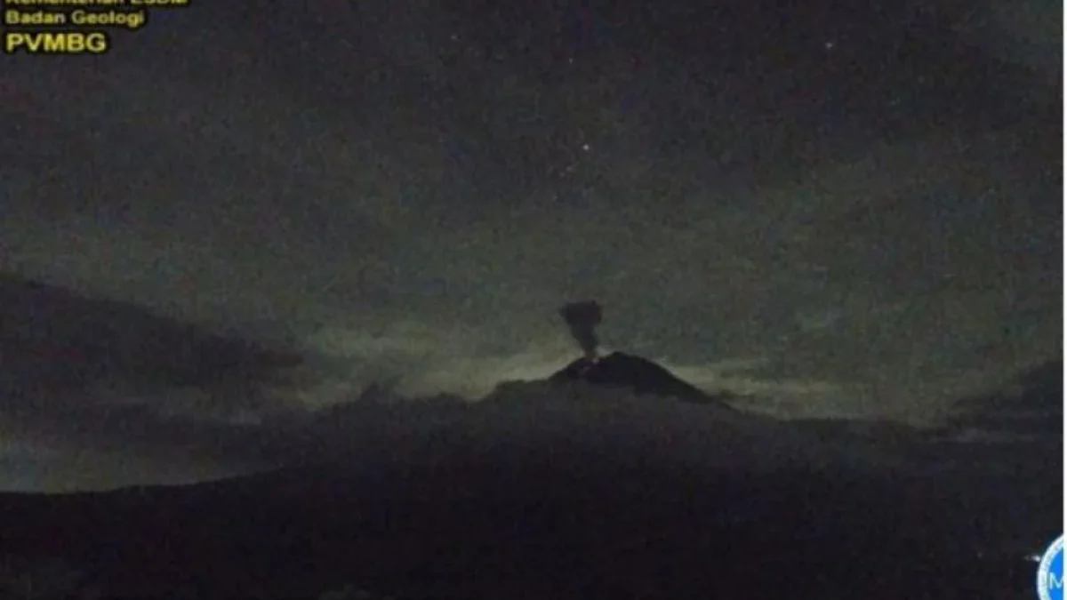 Gunung Semeru Erupsi Sembur Abu Vulkanik Setinggi 800 Meter