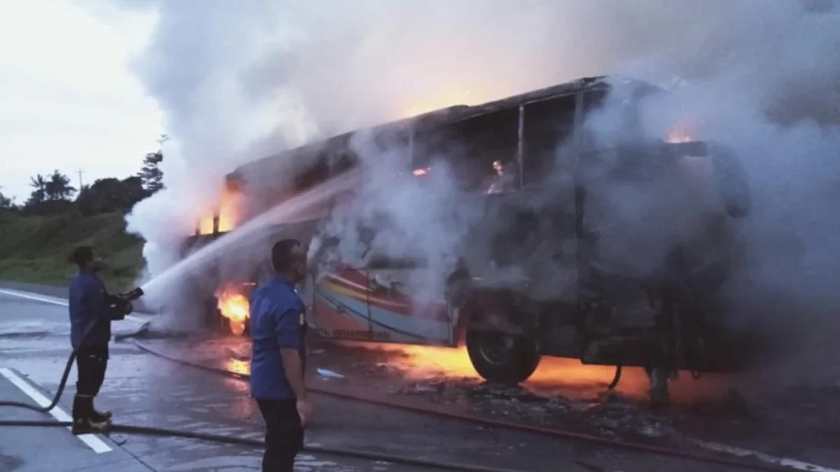 PO Rosalia Indah Terbakar di Ruas Tol Solo-Semarang Wilayah Boyolali, 20 Penumpang Selamat