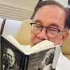 PM Malaysia Anwar Ibrahim Unggah Foto dan Ulasannya Saat Baca Novel Gabriel Garcia Marquez Berjudul Until August