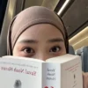 Zara anak Ridwan Kembali pamer baca buku Sapiens and Homo Deus karya Yuval Noah Harari, penulis yang diduga zi