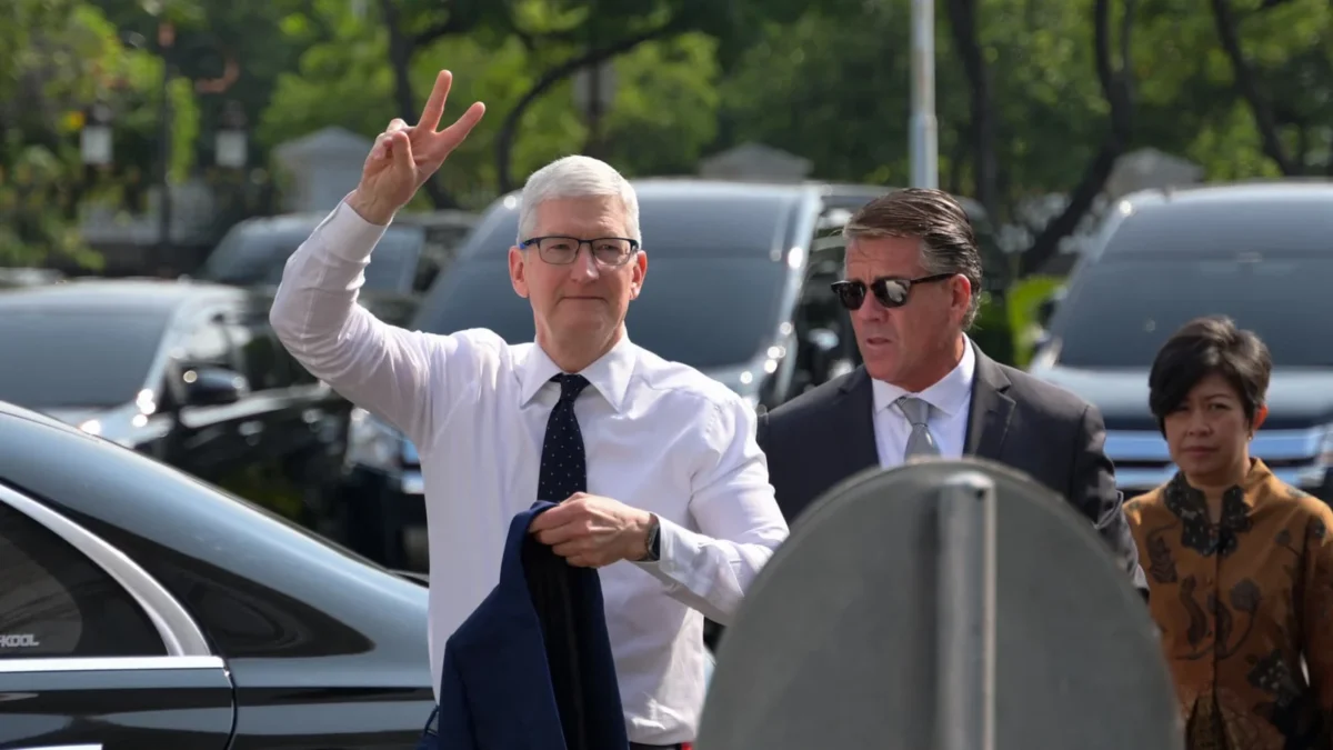 CEO Apple Tim Cook memberi isyarat saat tiba untuk pertemuan dengan Presiden Indonesia Joko Widodo di Istana M