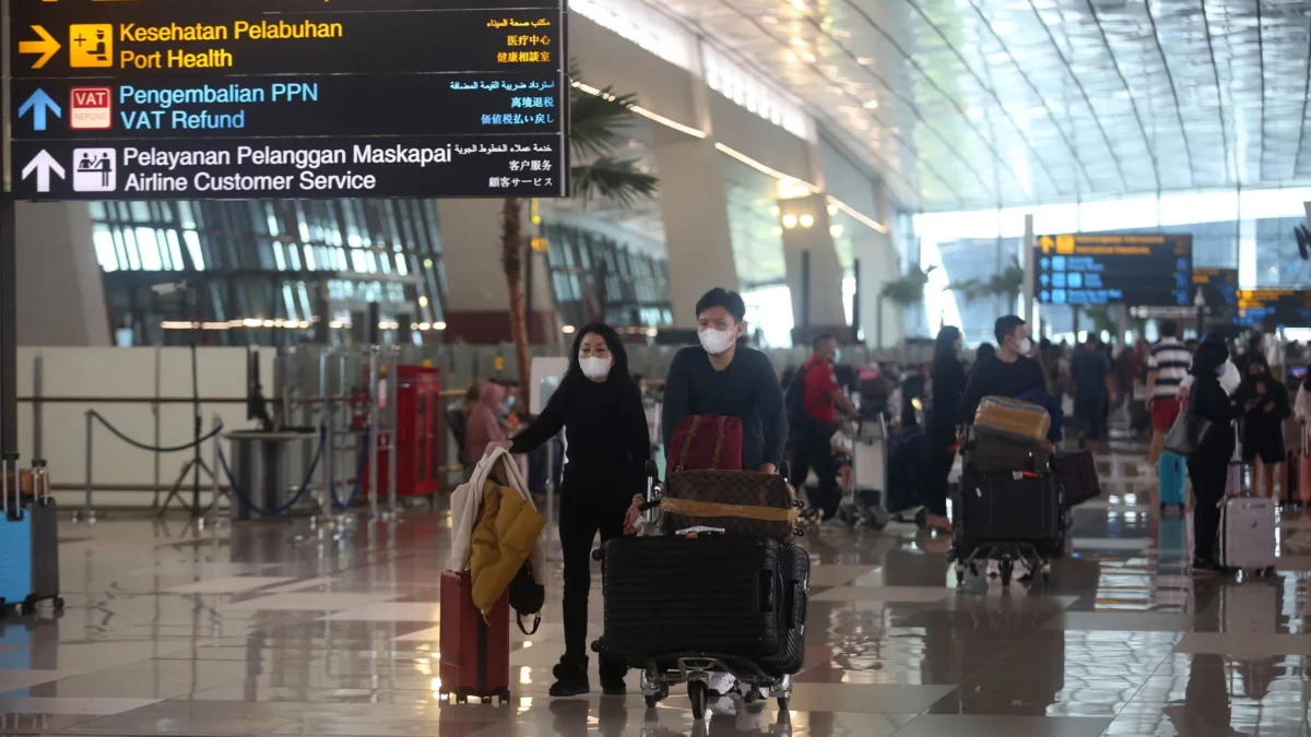 Nampak aktifitas calon penumpang pesawat di Terminal 3 Bandara Soekarno Hatta, Banten