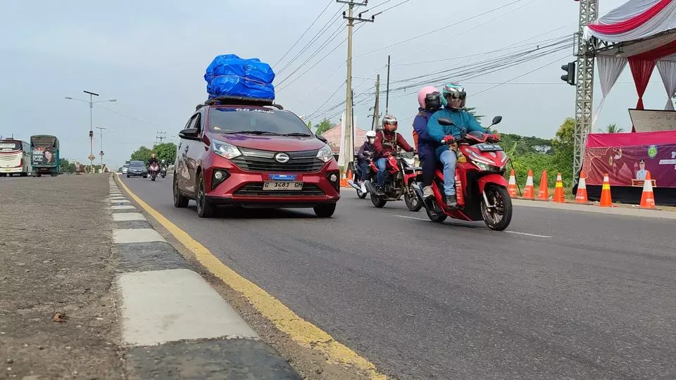 H-4 mudik Lebaran 2024, jalur arteri Pantura Indramayu, Jawa Barat, dipadati pemudik yang melaju dari arah Jak