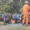 Kecelakaan maut melibatkan tiga kendaraan di kilometer 58 Tol Jakarta-Cikampek (Japek) terjadi pada Senin, 8 A