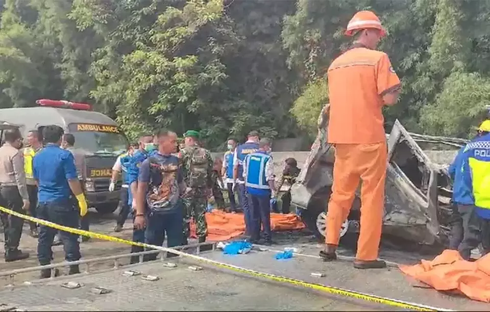 Kecelakaan maut melibatkan tiga kendaraan di kilometer 58 Tol Jakarta-Cikampek (Japek) terjadi pada Senin, 8 A