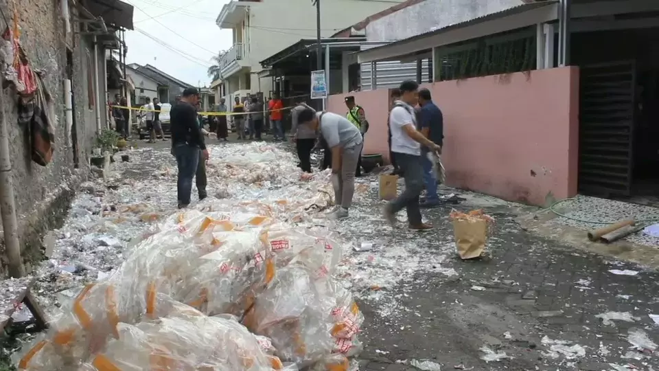 Balon udara raksasa yang membawa petasan terjatuh di dua kecamatan di Magelang, Jawa Tengah, Jumat 12 April 20