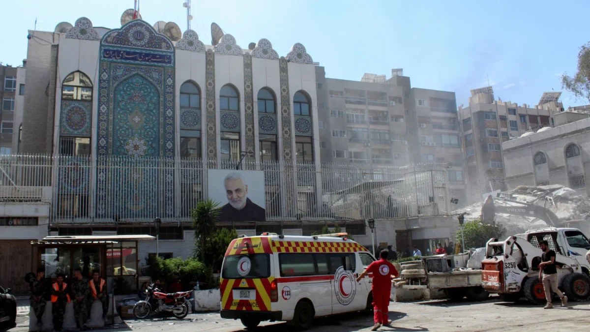 Gedung konsulat Iran di Damaskus, Suriah hancur akibat serangan udara Israel, pada Senin 1 April 2024.