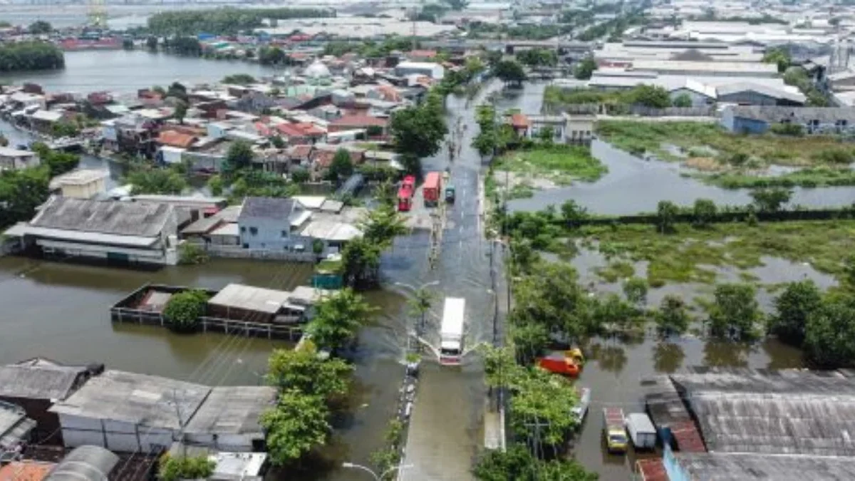 Banjir merendam Jalur Pantura Kaligawe Raya-Genuk, Semarang, Jawa Tengah, Jumat (15/3). Kawasan itu kembali di