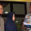 Penyerahan secara simbolis administrasi pemgambilan jenazah dan santunan ke keluarga Najwa Devira./Ist