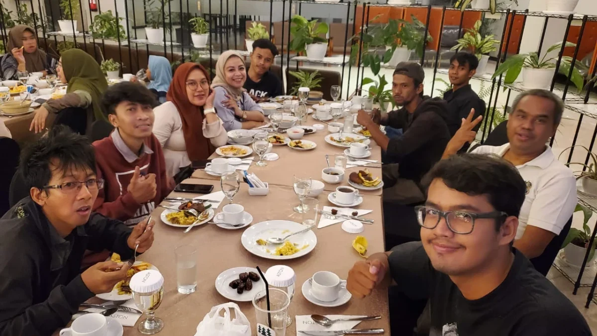 Auto Raya Cirebon bersama Heru Subagia bukber di Hotel Aston