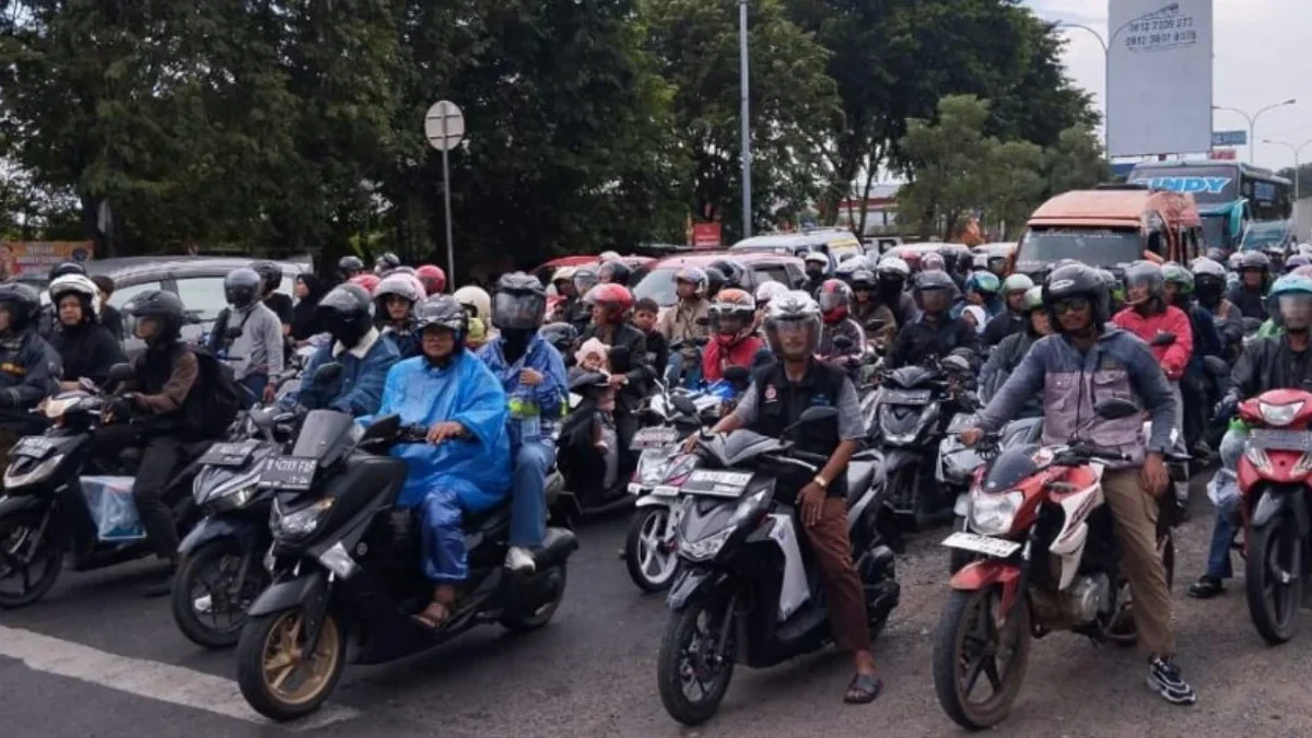 Kendaraan arus balik saat melintas di Jalan Pantura Kota Cirebon