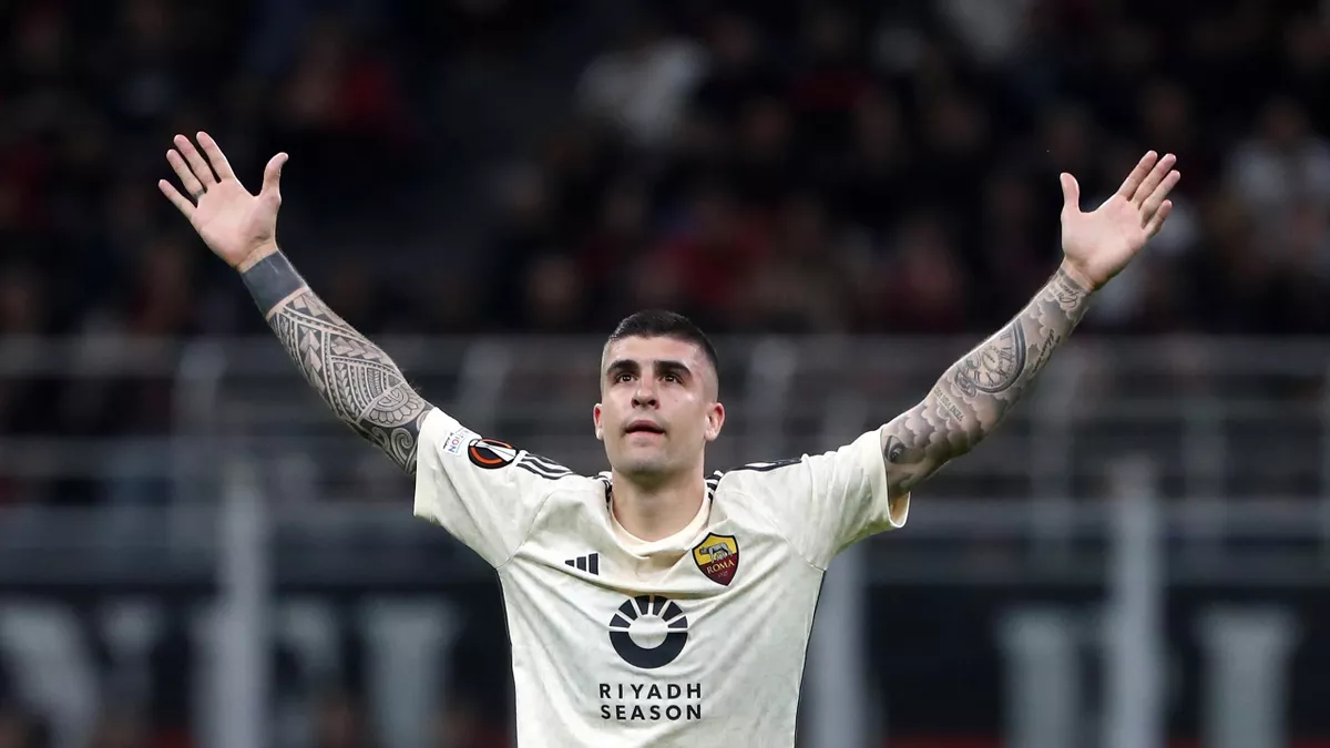 Gianluca Mancini dari AS Roma mencetak gol pertama timnya selama pertandingan leg pertama perempat final UEFA