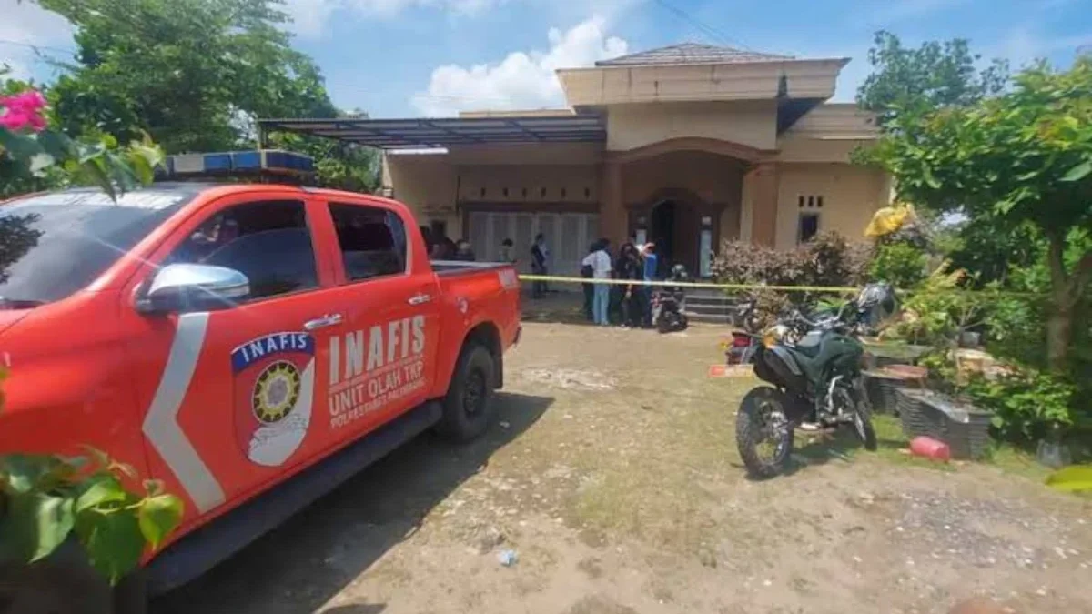 Polisi melakukan olah TKP di rumah ibu dan anak yang tewas dibunuh di Palembang.