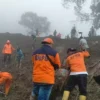 Tim SAR gabungan melakukan operasi pencarian dan pertolongan korban terdampak bencana tanah longsor di Tana To