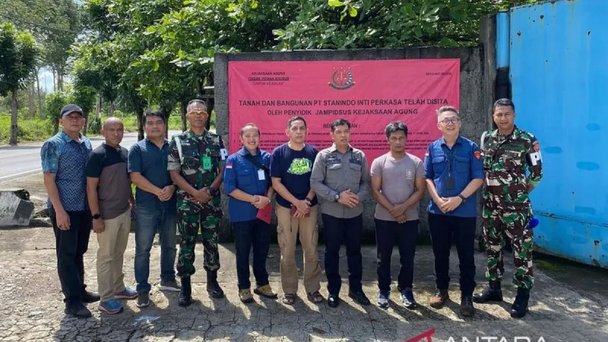 Tim Penyidik Jampidsus dan Tim Badan Pemulihan Aset Kejaksaan RI memasak plank sita di semua smelter terkait p