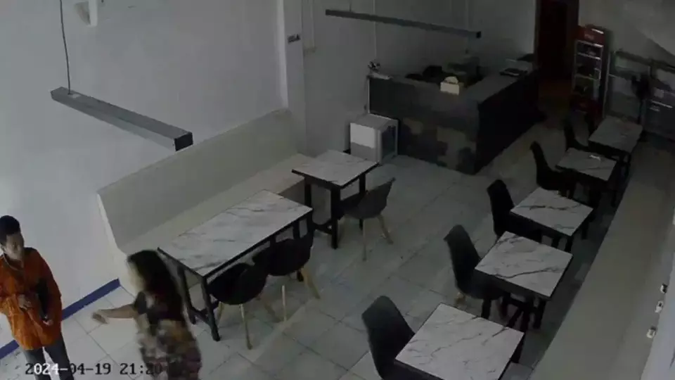 Rekaman CCTV memperlihatkan korban RN dengan seorang pria yang diduga pelaku pembunuhan di ruko di Kelapa Gadi