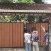 Suasana di depan rumah tempat anggota Polresta Manado berinisial Brigadir RA meninggal dunia, Jakarta, Sabtu 2