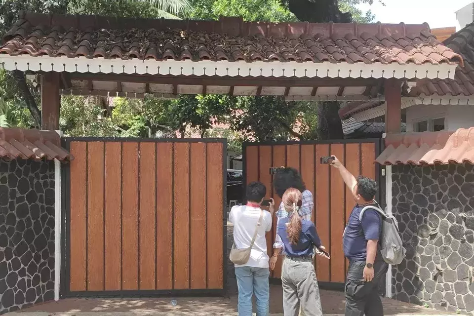 Suasana di depan rumah tempat anggota Polresta Manado berinisial Brigadir RA meninggal dunia, Jakarta, Sabtu 2