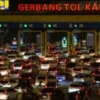 Kemacetan lalu lintas di gerbang tol Kalikangkung saat masyarakat kembali ke kampung halaman menjelang Idul Fi