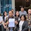 Kuasa hukum korban Aristo dan Maria saat menunjukkan bukti pengaduan kepada awak media di Kantor DKPP, Jakarta