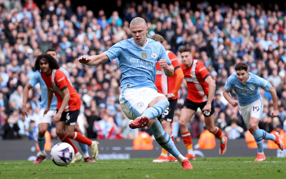 Erling Haaland dari Manchester City mencetak gol ketiga timnya (Getty Images /Alex Livesey)