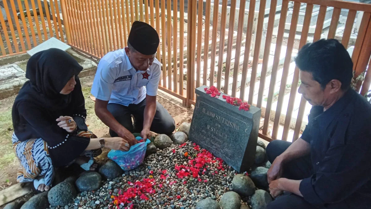 Bakal calon wakil wali kota Cirebon Jafarudin didampingi istri dan Ketua PAC PDI Perjuangan Kecamatan Lemahwun