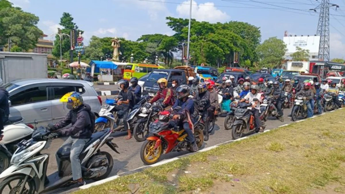 Pemudik motoris mulai padati Pantura Cirebon Jawa Barat.