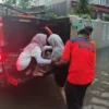 Warga korban banjir di Kota Bekasi tengah dievakuasi ke atas mobil. Dokumentasi/ BPBD Kota Bekasi