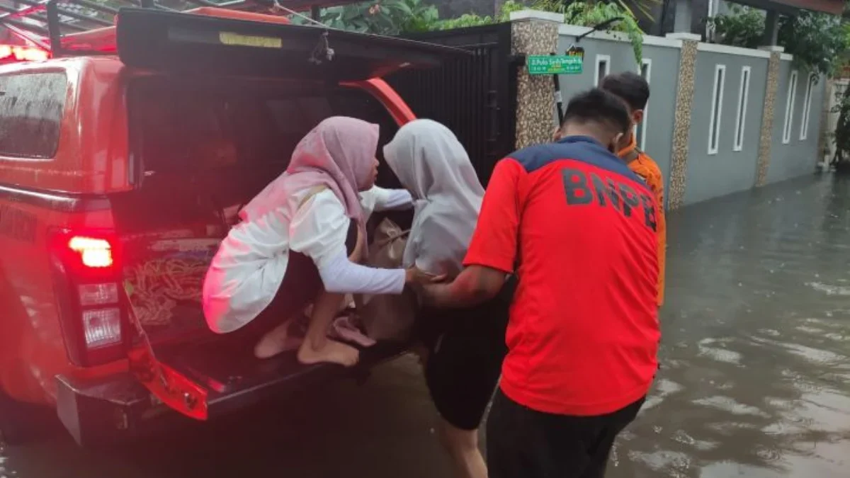 Warga korban banjir di Kota Bekasi tengah dievakuasi ke atas mobil. Dokumentasi/ BPBD Kota Bekasi