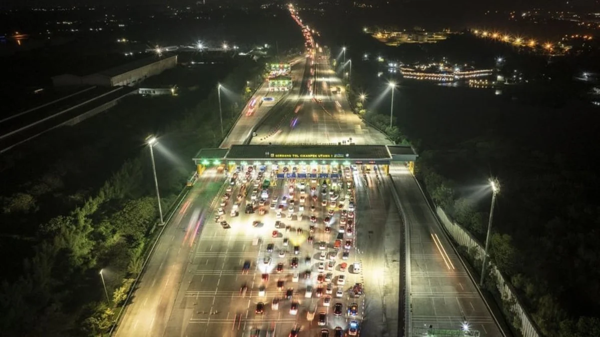 Foto udara sejumlah kendaraan pemudik memasuki Gerbang Tol Cikampek Utama menuju arah Tol Cipali di Karawang,