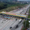 Foto udara kendaraan roda empat melintas di Jalan Tol Trans Jawa Semarang-Batang via Gerbang Tol (GT) Kalikang