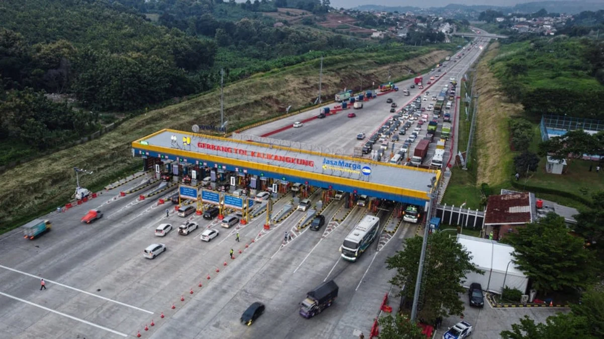 Foto udara kendaraan roda empat melintas di Jalan Tol Trans Jawa Semarang-Batang via Gerbang Tol (GT) Kalikang