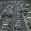 Kendaraan terjebak kemacetan menuju arah Jakarta di KM 56 Tol Jakarta-Cikampek, Kabupaten Karawang, Jawa Barat