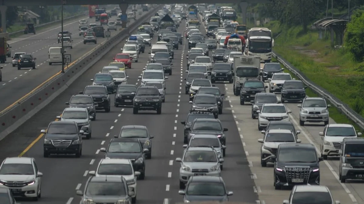 Kendaraan terjebak kemacetan menuju arah Jakarta di KM 56 Tol Jakarta-Cikampek, Kabupaten Karawang, Jawa Barat