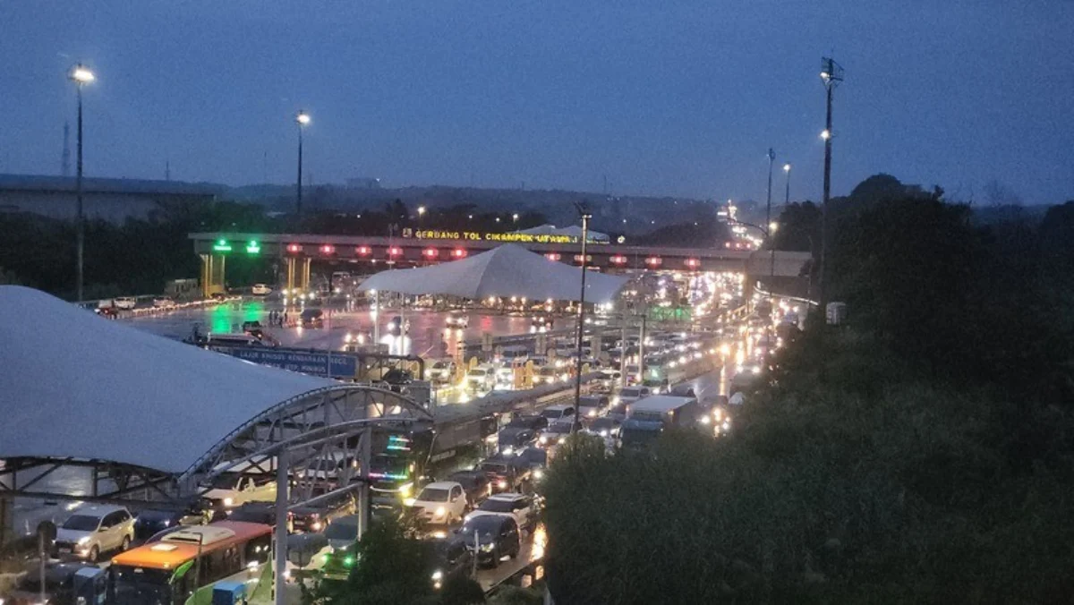 Arus Balik Dimulai, Gerbang Tol Cikampek Utama Mulai Dipadati Kendaraan Arah Jakarta (foto: MNC media)