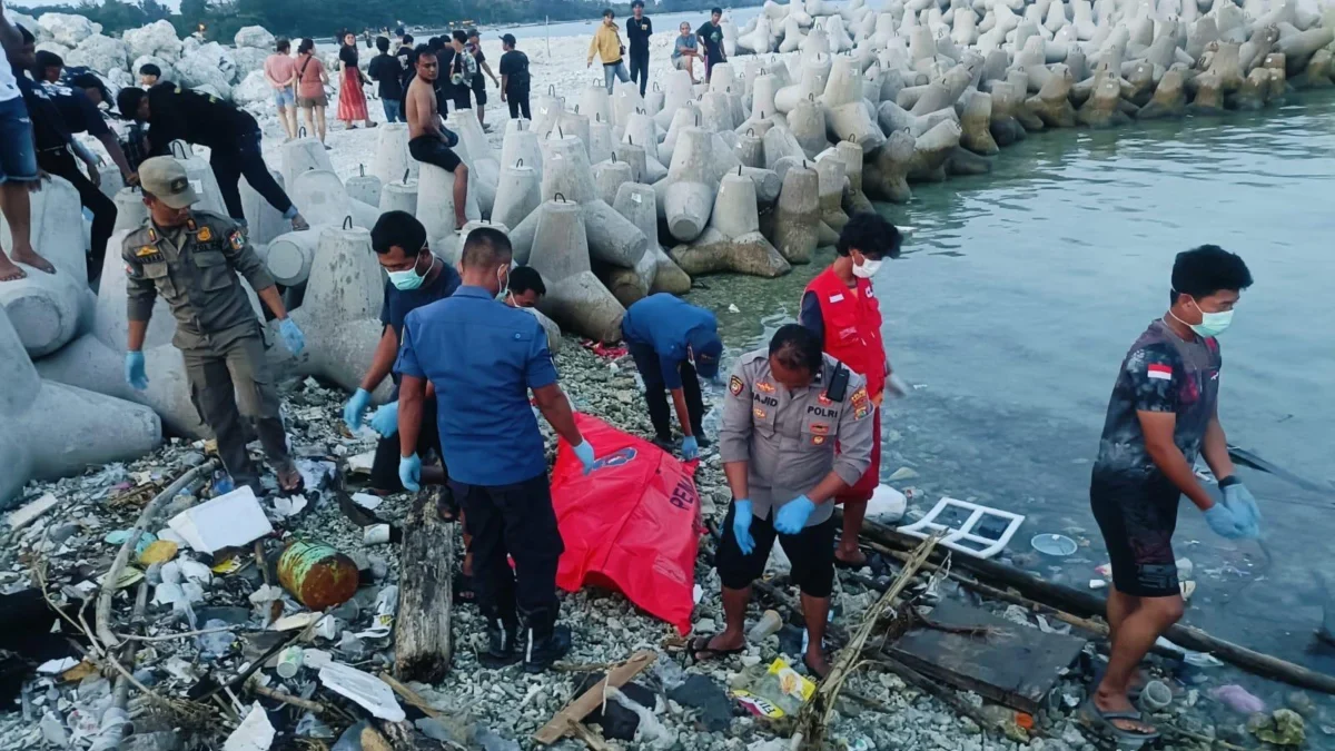 Sosok mayat perempuan terbungkus kardus ditemukan pengunjung di Dermaga Ujung Pulau Pari, Kepulauan Seribu Sel