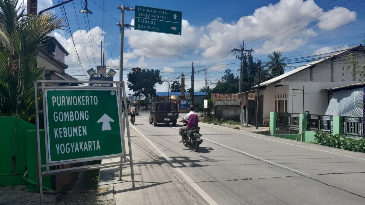 Situasi terkini arus lalu lintas di simpang Ajibarang Banyumas saat diberlakukan sistem one way lokal imbas da